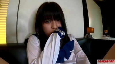 18-letno japonsko dekle z majhnimi joški brizgne in doživi orgazem s prsti in seks igračko. Azijsko dekle v šolskem cosplay kostumu kadi v amaterskem videu. Mao 7 OSAKAPORN.