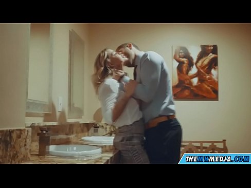 ❤️ Ko vas prsata blondinka zapelje na javnem stranišču ❤️❌ Fucking video pri nas ❌️